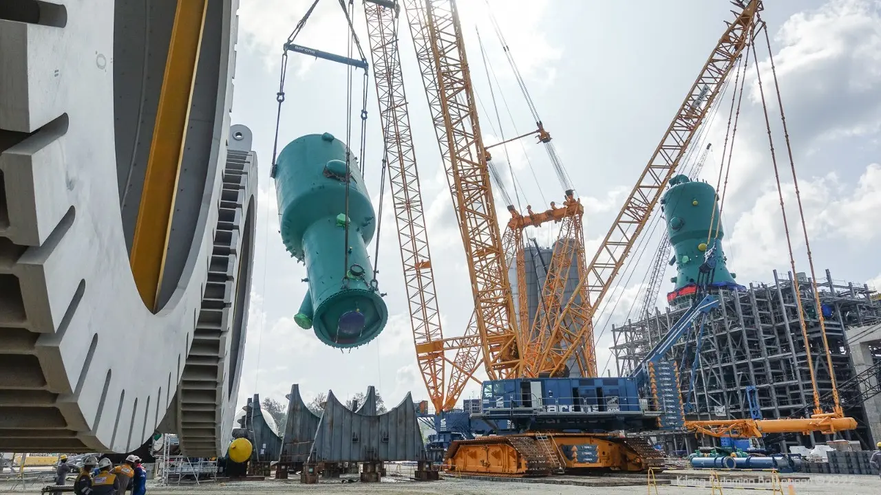 PT Kilang Pertamina Balikpapan (KPB) berhasil melakukan pengangkatan dan pemasangan alat Disenganger/Stripper