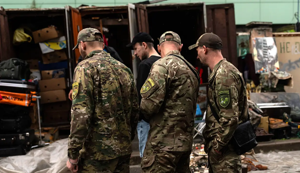 Meski Ukraina melarang simbol Uni Soviet dan Nazi yang diadopsi pada tahun 2015 sebagai bagian dari upaya negara itu untuk menjauhkan diri dari masa totaliternya, penjual, pembeli, dan penegak hukum semuanya tampak tidak terganggu oleh peninggalan bersejarah yang dijual secara terbuka. (AP Photo/Jae C. Hong)