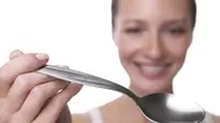 Ilustrasi perawatan wajah dengan menggunakan sendok makan