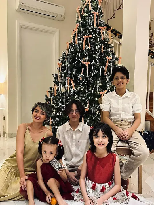 Joanna Alexandra bersama anak-anaknya merayakan ulang tahun di rumah dengan mengenakan spaghetti strap dress warna keemasan. [@joanaalexandra]