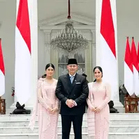 Jika sebelumnya, Annisa Pohan dan Almira tampil mengenakan kebaya biru saat pelantikan menteri periode sebelumnya. Kali ini keduanya tampil elegan dibalut kebaya warna pink. [@annisayudhoyono]