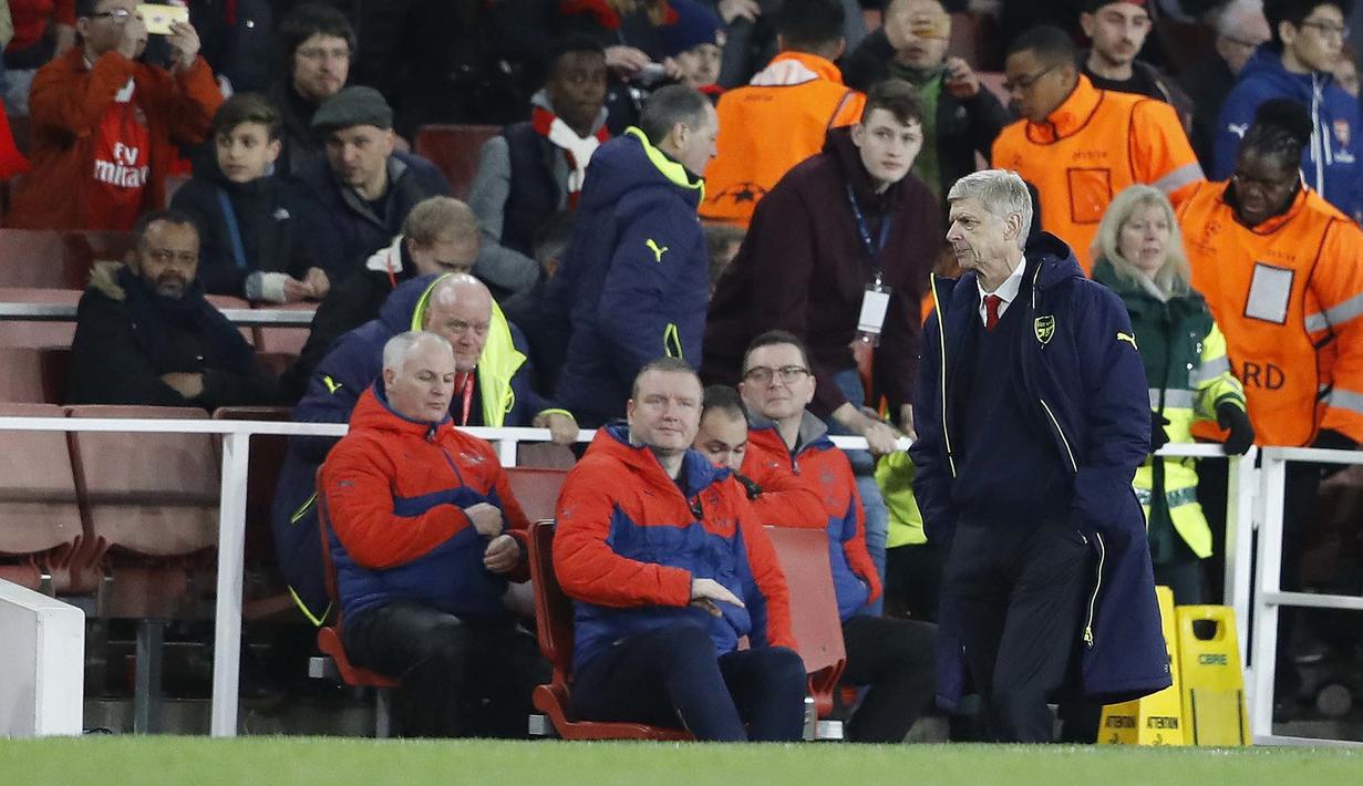 Ekspresi kecewa pelatih Arsenal, Arsene Wenger (kanan) usai timnya kalah dari Bayern Munich pada leg kedua babak 16 besar Liga Champions di Emirates Stadium, London, (7/3/2017). Bayer Munich menang 5-1. (AP/Frank Augstein)