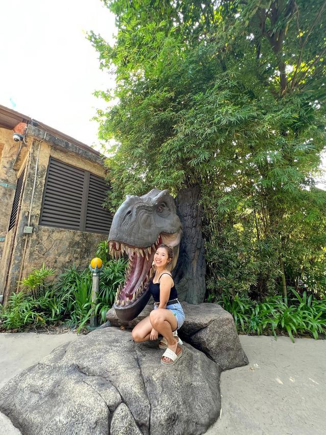 7 Momen Liburan Kiky Saputri di Singapura, Penampilannya Curi Perhatian