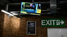 Tayangan televisi yang memberitakan tentang pemecatan pelatih Everton, Sean Dyche menjelang laga putaran ketiga Piala FA 2024/2025 antara Everton melawan Peterborough United di Goodison Park, Liverpool, Inggris, Jumat (10/01/2025) WIB. (AFP/Oli Scarff)