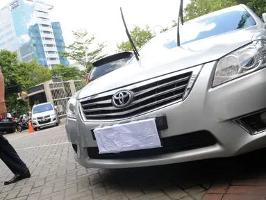 Sebuah mobil Toyota Camry terparkir di halaman Gedung KPK, Jakarta, Senin (15/2). Mobil ini diamankan saat petugas KPK melakukan OTT terhadap Kepala Sub Direktorat Kasasi dan PK Perdata dan Khusus MA, Andri Tristianto Sutrisna. (Liputan6.com/Helmi Afandi)