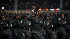 Para anggota pasukan khusus Saudi melakukan defile saat parade militer dalam persiapan pengamanan ibadah haji, di Mekah, Arab Saudi, Kamis 21 Mei 2026. (AP Photo/Altaf Qadri)