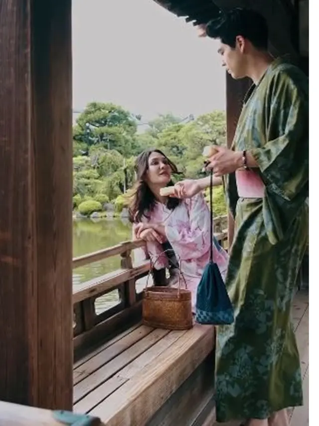 6 Potret Luna Maya Liburan Bareng Maxime Bouttier di Jepang, Tampil Tanpa Makeup