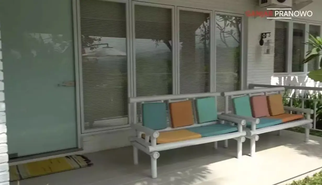 Untuk mempercantik ruangan, presenter program Kick Andy ini ini memilih interior yang berwarna pastel. (YouTube/Ganjar Pranowo)