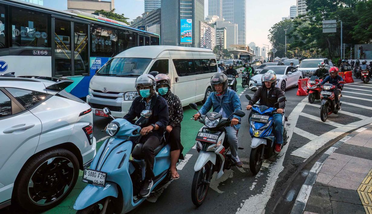 Para pengendara memasuki jalan utama saat jam sibuk di Jakarta pada Kamis 21 Mei 2026. (BAY ISMOYO/AFP)