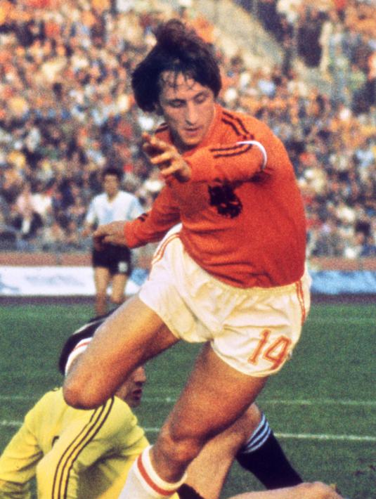 4. Johann Cruyff - Dikenal sukses sebagai pemain dan pelatih. Namun perlu diketahui, penyerang Ajax tersebut tak sekalipun berhasil membawa Belanda tampil sebagai jawara. (AFP)
