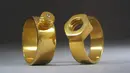 Sepasang cincin pernikahan ini dirancang dengan hiasan menyerupai baut, sehingga jika kedua cincin saling dihubungkan maka akan menjadi satu. (neatorama.com)