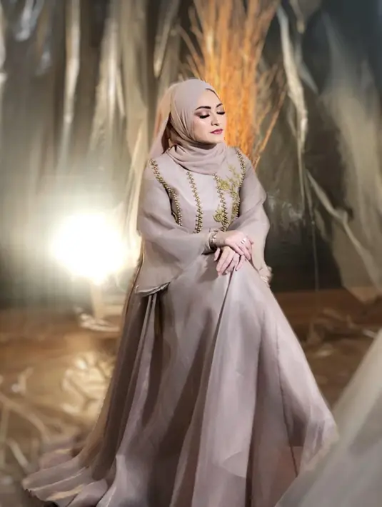 Dalam pemotretan terbarunya, wanita kelahiran 14 Desember 1992 ini terlihat cantik dengan gamis bernuansa silver. Meski tak terlalu banyak aksesoris dan dekorasi sederhana, Nathalie Holscher tampil memukau.(Liputan6.com/IG/@nathalieholscher)