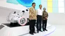 Presiden Joko Widodo didampingi Menteri Perindustrian Airlangga Hartarto foto bersama di depan mobil konsep Daihatsu pada pembukaan GAIKINDO Indonesia International Auto Show (GIIAS) 2018 di ICE BSD, Tangsel, Kamis (2/8). (Liputan6.com/Fery Pradolo)