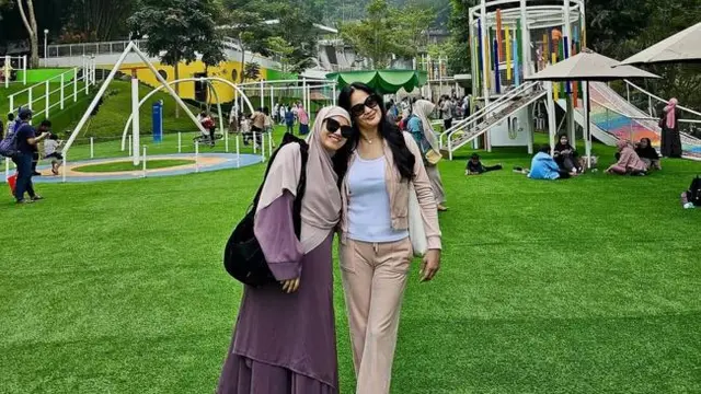 Bukti menantu dan mertua bisa akur tanpa drama, 7 potret kedekatan Donna Harun dan Herfiza Novianti