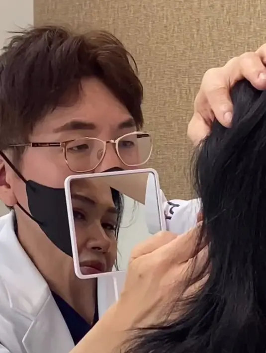 Operasi berjalan lancar, wajah pelantun Sang Dewi kembali diperiksa. Masih ada bagian yang bengkak dan akan dilakukan perawatan lebih lanjut. [Instagram/titidj]