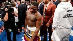 Petinju AS, Adrien Broner tertunduk lesu usai takluk atas petinju asal Filipina, Manny Pacquiao usai pertandingan tinju kelas welter WBA di Las Vegas (19/1). Pacquiao nyaris mendominasi sepanjang pertandingan melawan Broner. (AP Photo/John Locher)