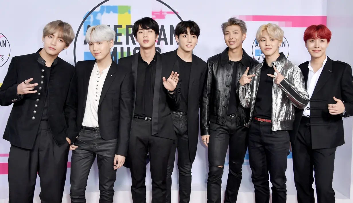 Penampilan boyband Korea Selatan, Bangtan Boys alias BTS di karpet merah ajang American Music Awards 2017 di Los Angeles, Minggu (19/11). Kehadirkan BTS di AMA menjadi penampilan kedua mereka di acara penghargaan musik Amerika. (Mark Ralston/AFP)