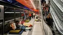 Orang-orang berlindung di stasiun metro bawah tanah saat sirene serangan udara memperingatkan datangnya rudal Iran di Tel Aviv, Israel, Sabtu, 7 Maret 2026. Sirene serangan udara di Tel Aviv, Israel, kembali meraung menyusul gelombang baru serangan rudal dari Iran. (AP Photo/Ohad Zwigenberg)