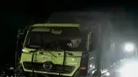 Truk menabrak pembatas jalan dan tiang lampu di turunan fly over Tebet. (Liputan 6 SCTV) 