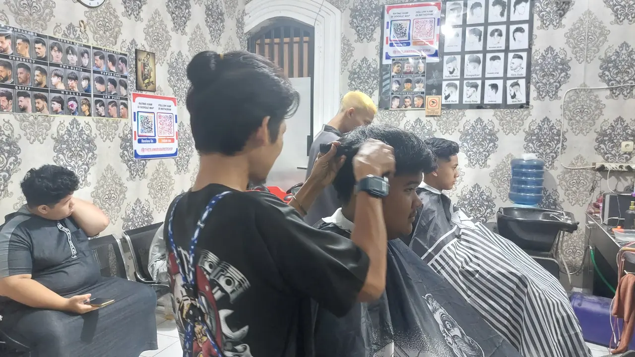 Barbershop Cirebon alami kenaikan omzet
