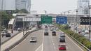 Kendaraan melintasi jalur tol dalam kota dan Jalan Gatot Soebroto di Jakarta, Selasa (1/5). Peringatan Hari Buruh berpusat di sejumlah lokasi seperti Istana Negara, Patung Kuda, Istora Senayan, Bundaran HI dan Monas. (Liputan6.com/Immanuel Antonius)