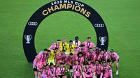 Lionel Messi dan rekan-rekannya di Inter Miami berpose bersama trofi juara setelah memenangkan MLS Cup 2025. Inter Miami mengalahkan Vancouver Whitecaps FC di Chase Stadium, Florida, Minggu (7/12/2025) dini hari WIB. (Julio Aguilar/Getty Images/AFP)