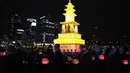 Umat Buddha Korea Selatan mengenakan masker membawa lentera lotus berwarna-warni selama upacara pencahayaan untuk merayakan ulang tahun Buddha yang akan datang pada 8 Mei, di Seoul, Korea Selatan (5/4/2022). (AP Photo/Lee Jin-man)