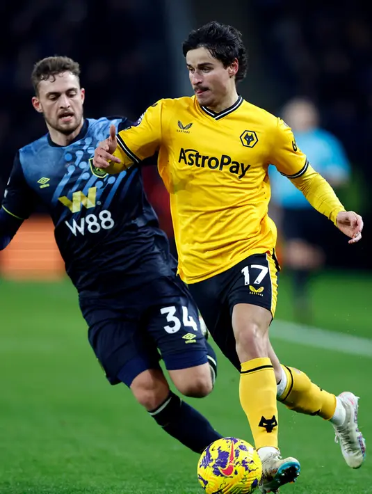 <p>Memasuki babak kedua, Burnley mencoba meneror pertahanan Wolves. Meski demikian, gol penyama kedudukan tak kunjung tercipta. (Mike Egerton/PA via AP)</p>