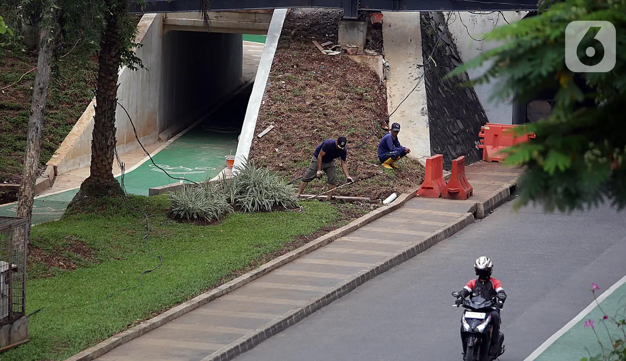 Pekerja menyelesaikan pembangunan penataan kawasan Taman Semanggi, Jakarta, Kamis (13/10/2022). Usai diresmikan Gubernur DKI Jakarta Anies Baswedan pada acara soft launching 12 Oktober 2022 kemarin, penataan ulang kawasan Taman Semanggi dilanjutkan karena realisasi pengerjaan baru mencapai 73,37 persen. (Liputan6.com/Johan Tallo)