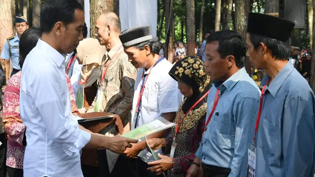 Presiden Jokowi saat penyerahan SK Izin Pemanfaatan Hutan Perhutanan Sosial dan Pengakuan dan Perlindungan Kemitraan Kehutanan di Jabar. (Biro Pers)