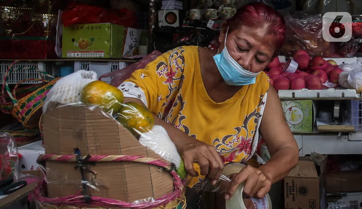 Surayem (58) menyiapkan parcel buah dan vitamin ditoko buah miliknya di Jalan Barito, Jakarta, Minggu (11/7/2021).  Peningkatan omset disebabkan oleh banyaknya warga yang melakukan isolasi mandiri dan menjadikan buah sebagai sumber asupan vitamin C. (Liputan6.com/Johan Tallo)