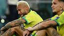 Pemain Brasil, Neymar (kiri) dan rekannnya, Antony menangis setelah tim mereka kalah dari Kroasia saat laga perempat final Piala Dunia Qatar 2022 yang berlangsung di Education City Stadium, Al-Rayyan, Jumat (09/12/2022) waktu setempat. Brasil kalah 2-4 dari Kroasia saat babak adu penalti. (AFP/Jewel Samad)