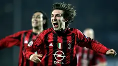Andrea Pirlo. Gelandang berusia 42 tahun yang pensiun di New York City pada Januari 2018 ini pernah 3 musim memperkuat Inter Milan mulai 1998/1999 hingga 2000/2001. Pada awal musim 2001/2002 ia hijrah ke AC Milan dan bertahan selama 10 musim hingga 2010/2011. (AFP/Filippo Monteforte)
