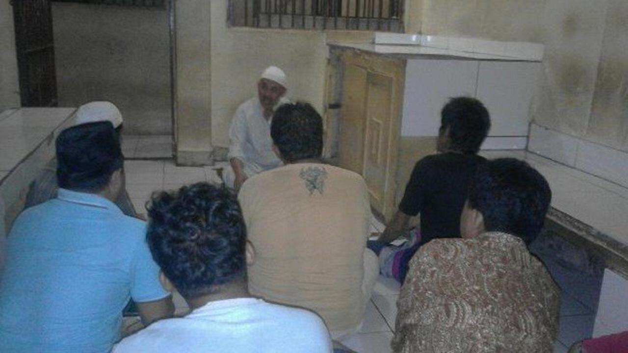 Tiap Jumat, Tahanan Polsek Makassar Wajib Mengaji dan Zikir