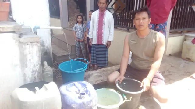 Warga Kampung Bebedahan Pasir Garut mulai antri mencari air bersih