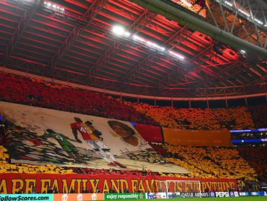 Momen respect ditunjukkan oleh suporter Galatasaray dalam laga leg 1 16 besar Liga Champions 2025/2026 melawan Liverpool di Ali Sami Yen Sports Complex, Istanbul, Turki, Selasa (10/03/2026) waktu setempat. (AFP/Yasin Akgul)