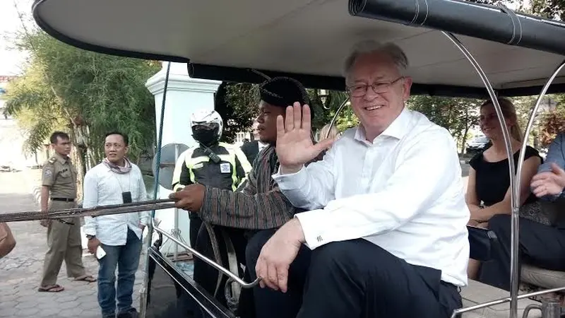 20151117-Menteri Perdagangan Australia-Andrew Robb-Naik Andong-Yogyakarta 