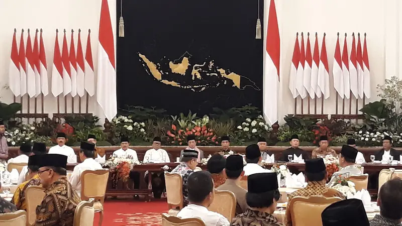 Presiden Joko Widodo atau Jokowi menggelar buka puasa bersama di Istana