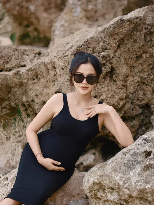 Hasil maternity shoot Bella Bonita mendapatkan banyak pujian. Banyak yang menyebutnya makin terlihat cantik dan aura keibuannya terpancar. Berpose dengan latar belakang batu besar sambil memegang perut. [Instagram/bellabonita_r.a]