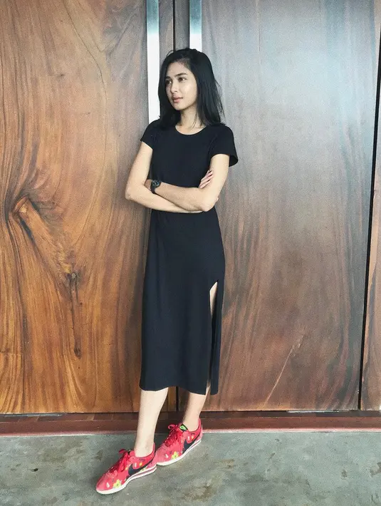 Mikha Tambayong memiliki gaya berbusana yang sederhana. Seperti di foto ini Mikha tampil dengan dress hitam dengan belahan di bagian samping. Tampilan Mikha terlihat sporty dengan paduan sneakersnya. (Instagram)