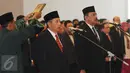 Ketua BPK, Moermahaji Soerja Djanegara dan Wakil Ketua BPK, Bahrullah Akbar saat mengikuti upacara pengucapan sumpah jabatan di Gedung Mahkamah Agung, Jakarta, Rabu (26/4). Keduanya terpilih secara aklamasi, Jumat (21/4). (Liputan6.com/Helmi Fithriansyah)