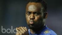Gelandang Persib Bandung, Michael Essien, saat debut resmi di Liga 1 Indonesia. Persib Bandung akan menghadapi tuan rumah PS TNI pada laga pekan kedua Liga 1 di Stadion Pakansari, Cibinong, Bogor, 22 April mendatang. (Bola.com/M Iqbal Ichsan).