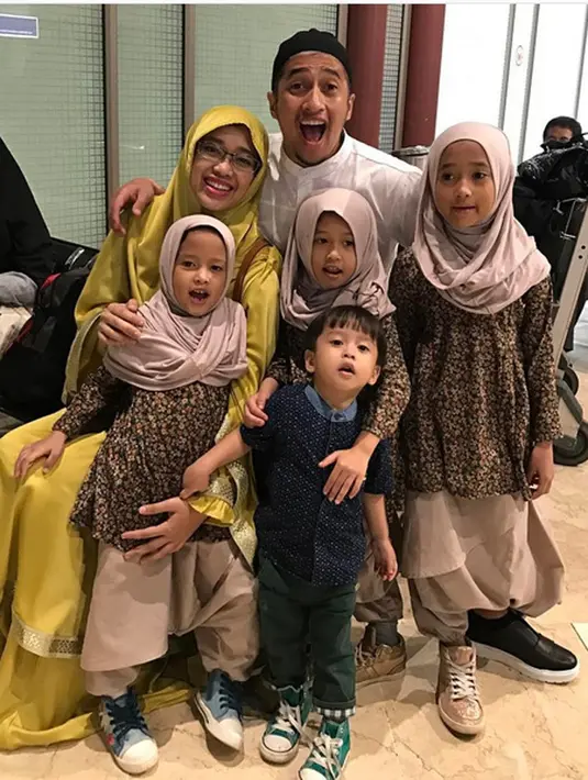 Akibat ucapan dari anaknya Djalu, ia merasa bersalah dan kaget. Ayah empat orang anak itu mengaku juga iri kalau melihat keluarga lain bisa banyak waktu bersama keluarganya. Terlebih saat bulan Ramadhan. (Instagram/irfanhakim75)