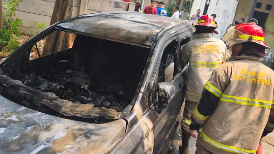 Sebuah Mobil Jadi Korban Bakar Sampah Sembarang