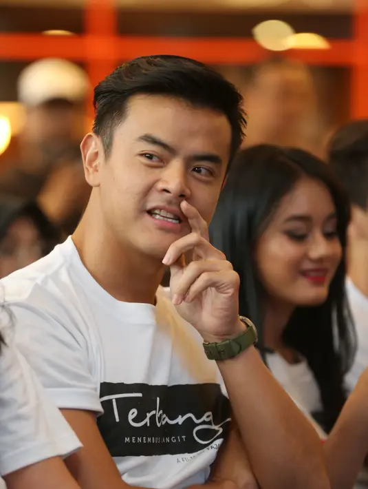 Bukan hal mudah saat mengambil lokasi syuting di Tarakan, Kalimantan Utara tersebut. Ia juga harus pintar-pintar mengatur mood, lantaran banyaknya masyarakat menyaksikan proses syuting tersebut. (Adrian Putra/Bintang.com)