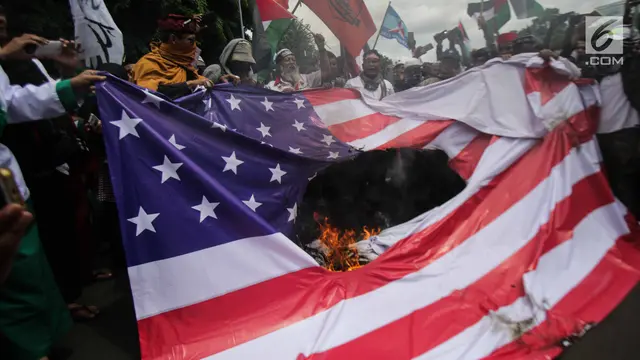 Bendera Amerika Dibakar di Depan kedubes AS
