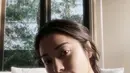 Nikita juga menunjukan fotonya saat mendekap putra ke-2nya. Tampak ia mengenakan atasan warna biru lengan balon dengan rambut diikat ke belakang. [@nikitawillyofficial94]
