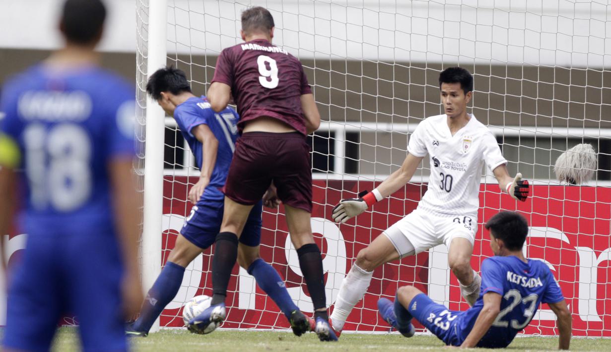 Kiper Lao Toyota FC, Outthilath Nammakhoth, berusaha mengamankan gawangnya saat melawan PSM Makassar pada laga Piala AFC 2019 di Stadion Pakansari, Bogor, Rabu (13/3). PSM menang 7-3 atas Lao. (Bola.com/M. Iqbal Ichsan)