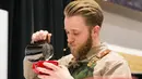 Peserta Chris McDowell membuat karya seni lattenya dalam Kompetisi Seni Latte yang merupakan bagian dari Pameran Restoran Kanada 2020 di Toronto, Kanada (3/3/2020). Total delapan peserta dari seluruh wilayah di Kanada ambil bagian dalam ajang nasional ini pada Selasa (3/3). (Xinhua/Zou Zheng)
