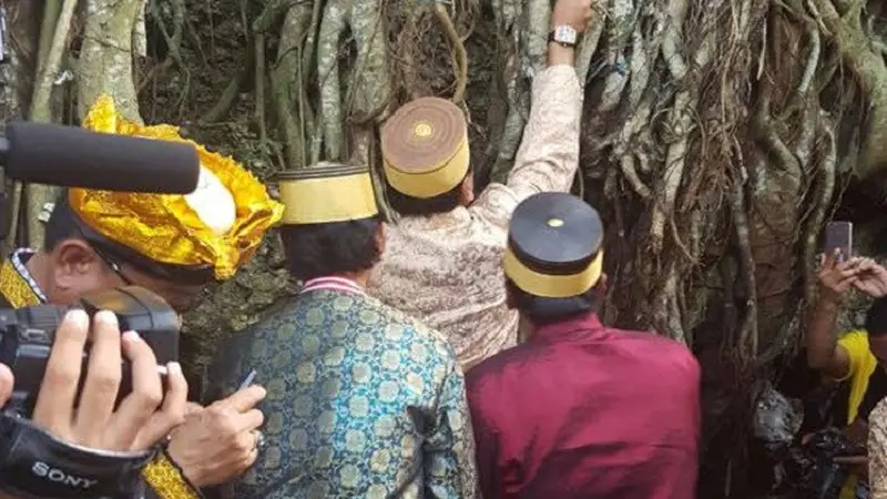 Nazar Nurdin Halid di Gua Keramat Raja Bone